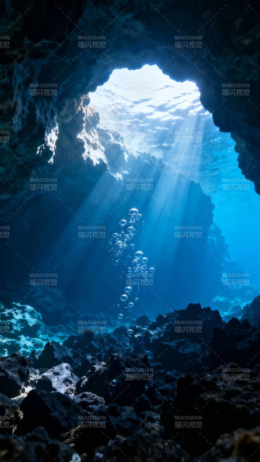 水下洞穴光束图片