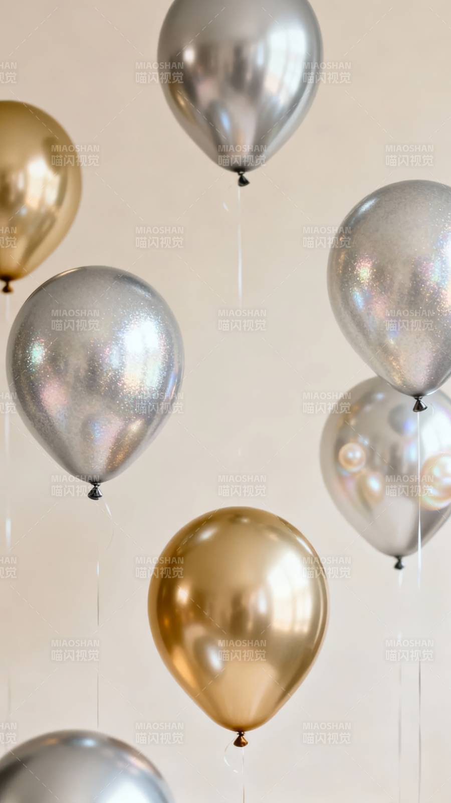金银气球飘浮图片