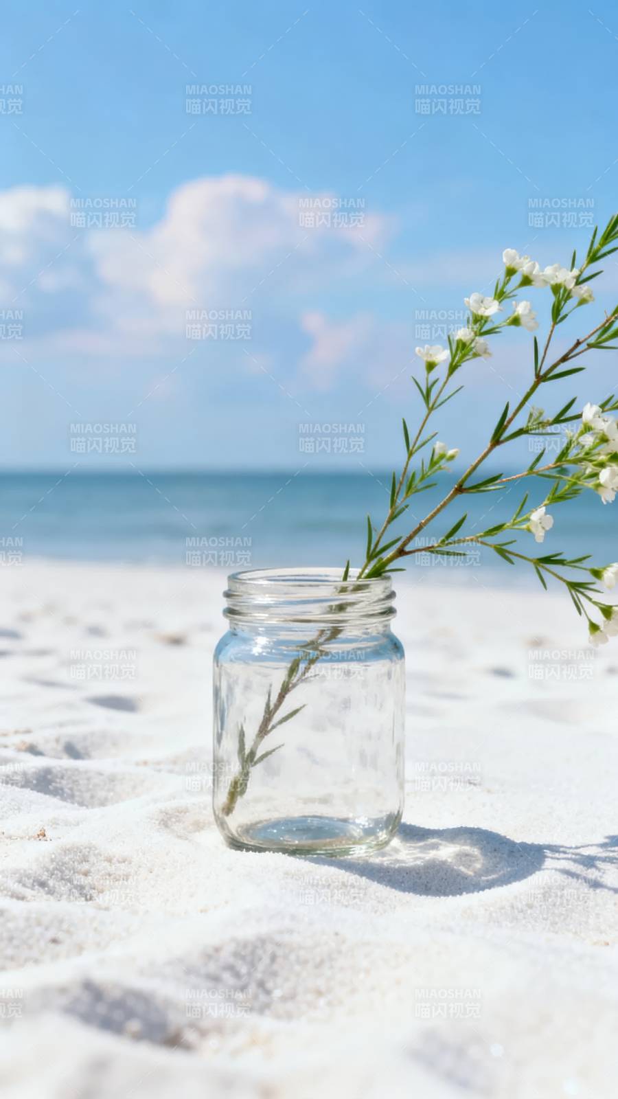 沙滩上的花瓶图片