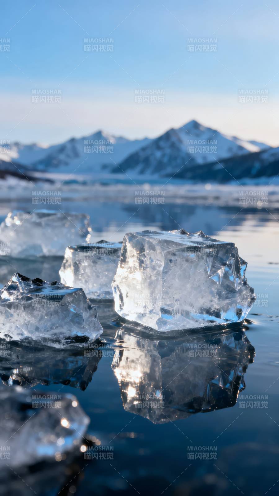 冰湖倒影山景图片