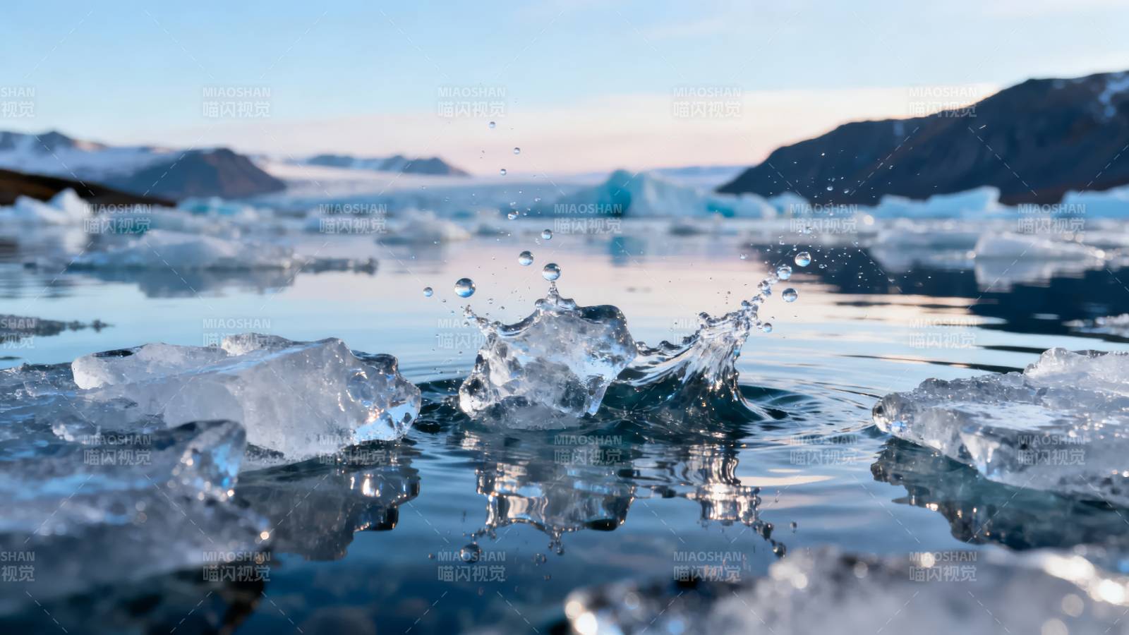 冰湖溅水图片