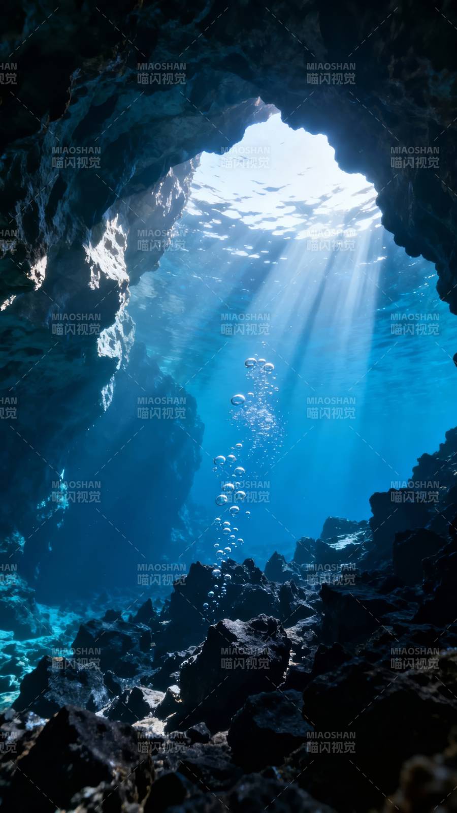 水下洞穴光束图片