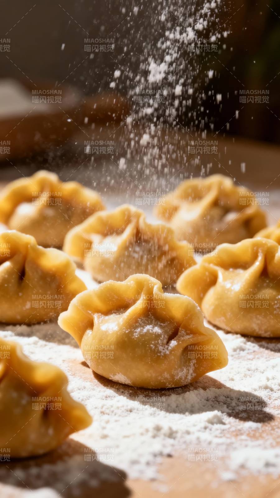 撒粉的饺子图片