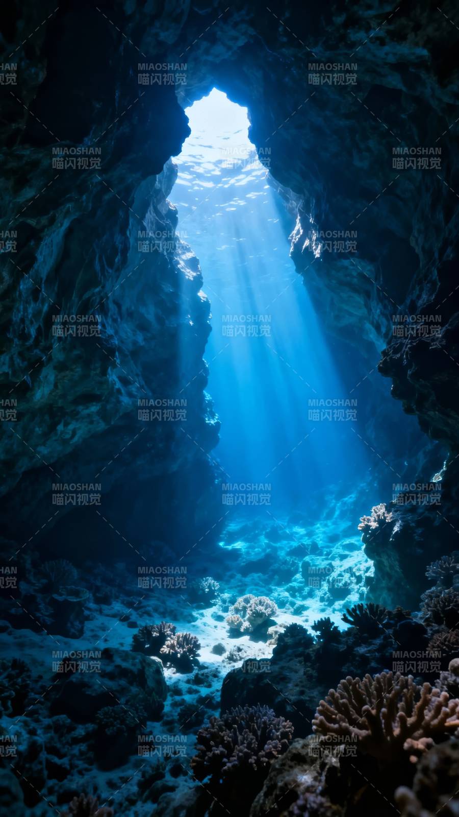海底洞穴光束图片