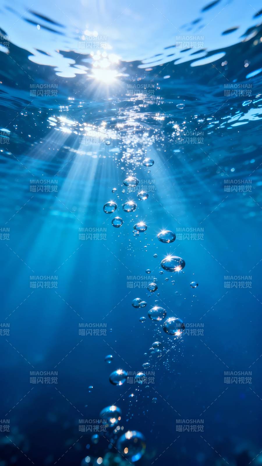 阳光穿透水波图片