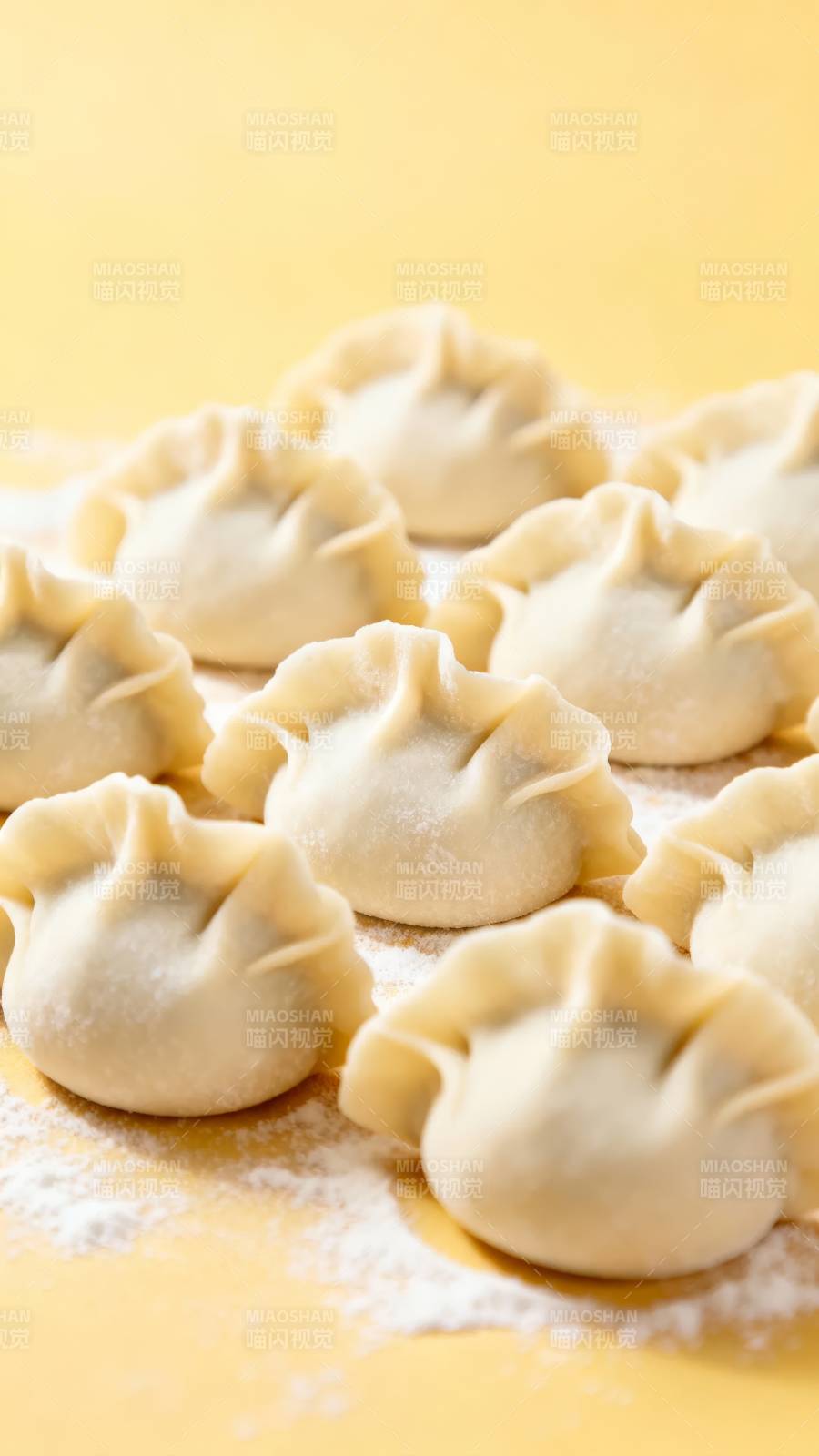 金黄背景上的饺子图片