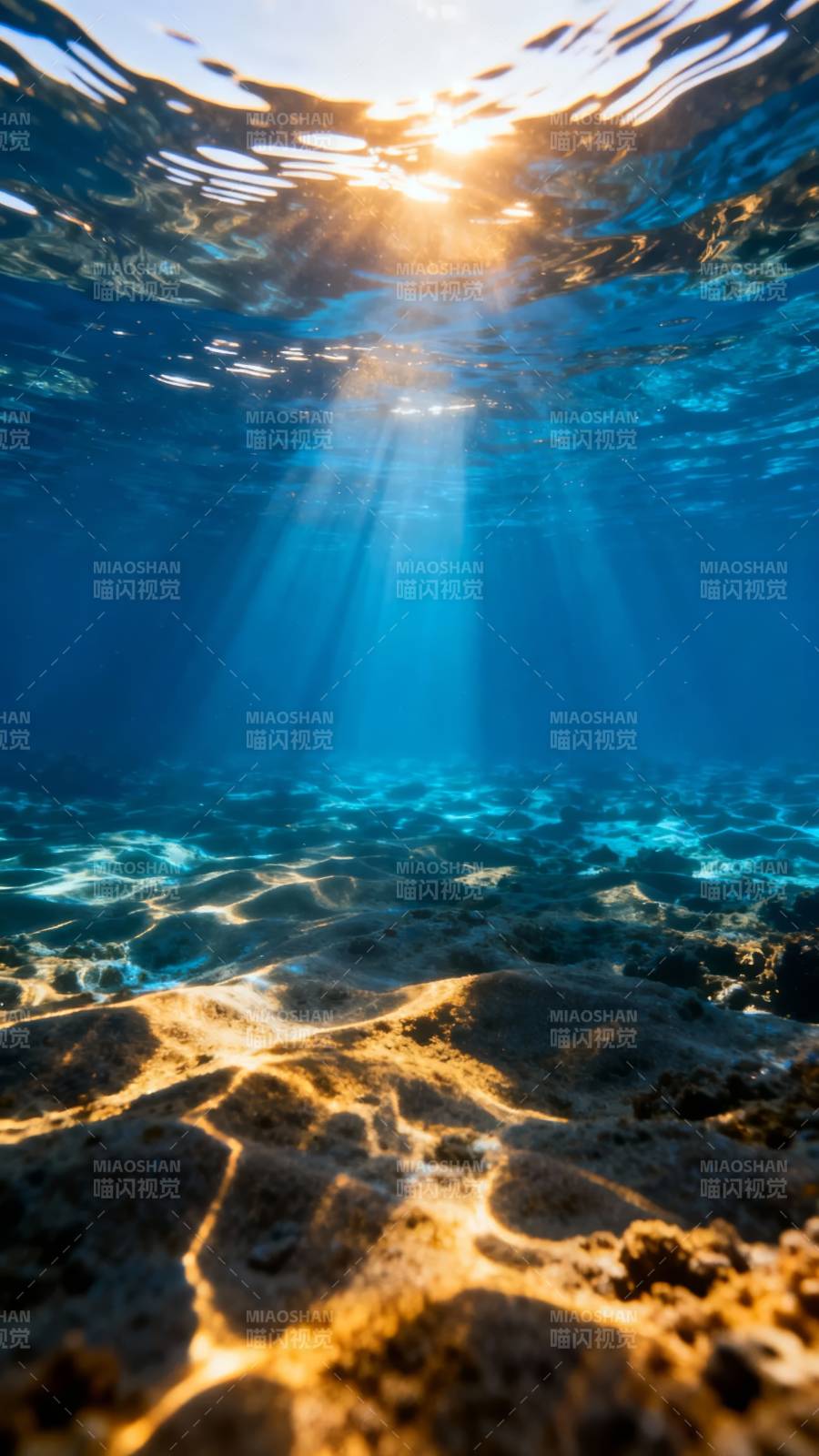 阳光穿透海底图片