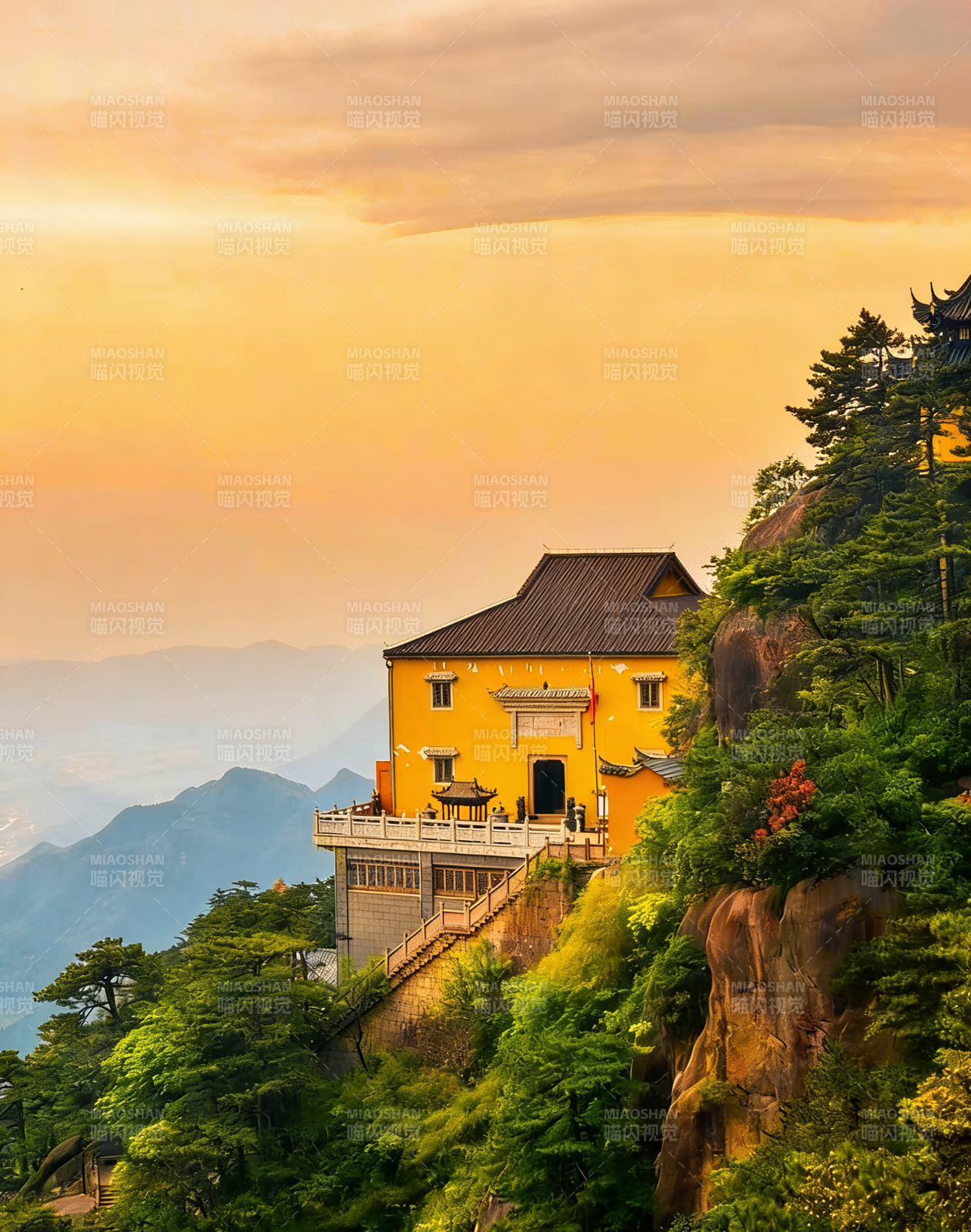 浙江普陀山山巅黄庙映霞光图片