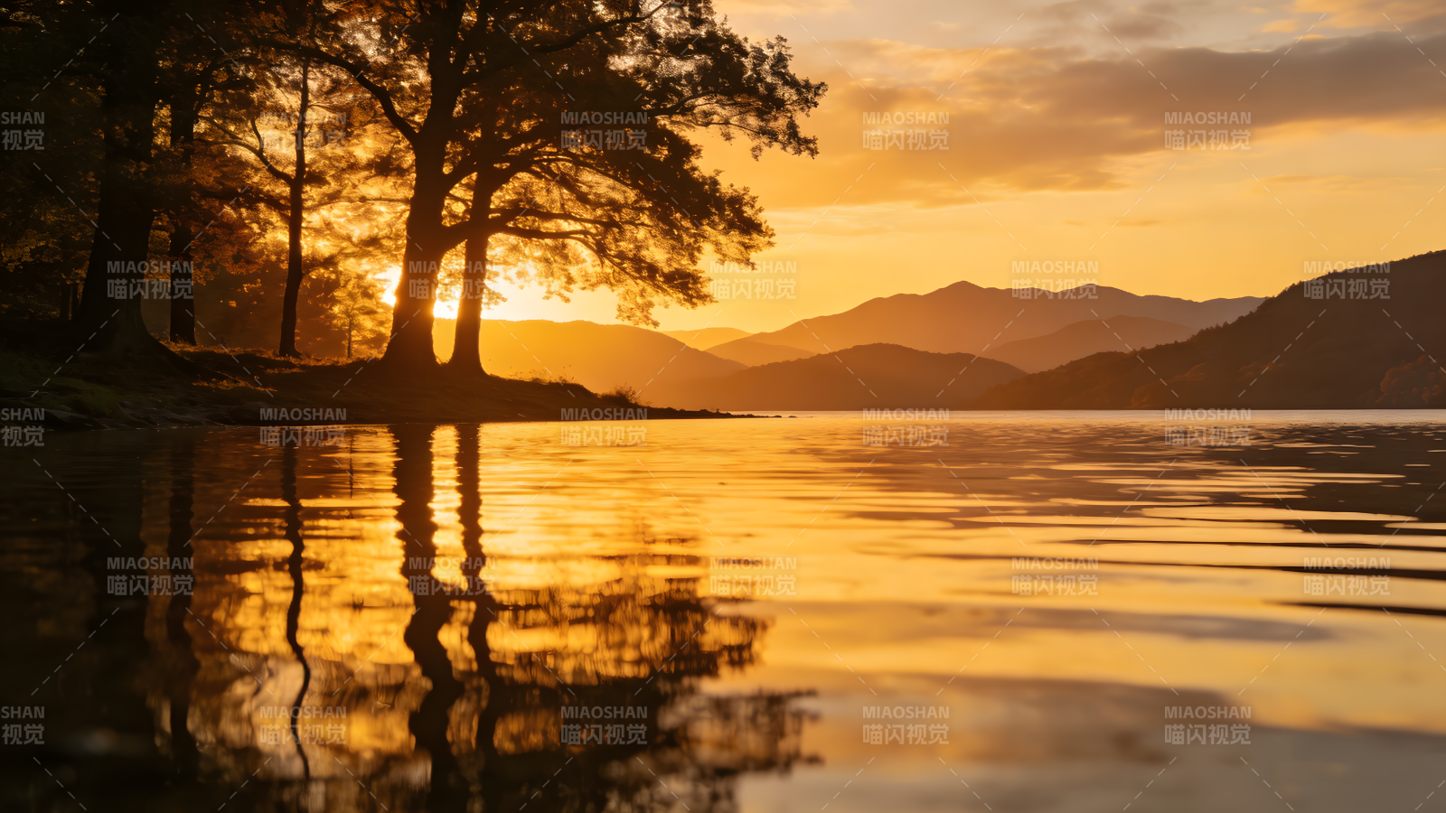 湖畔夕阳映山林图片