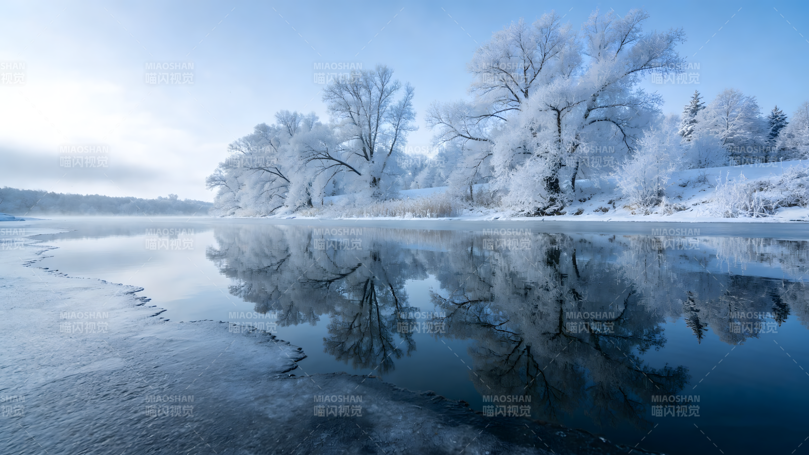 冬日湖畔雪景图片