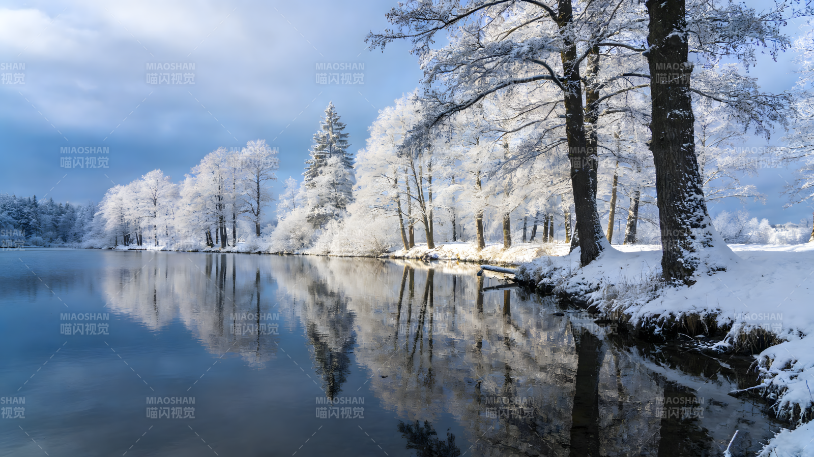 冬湖雪景镜像图片