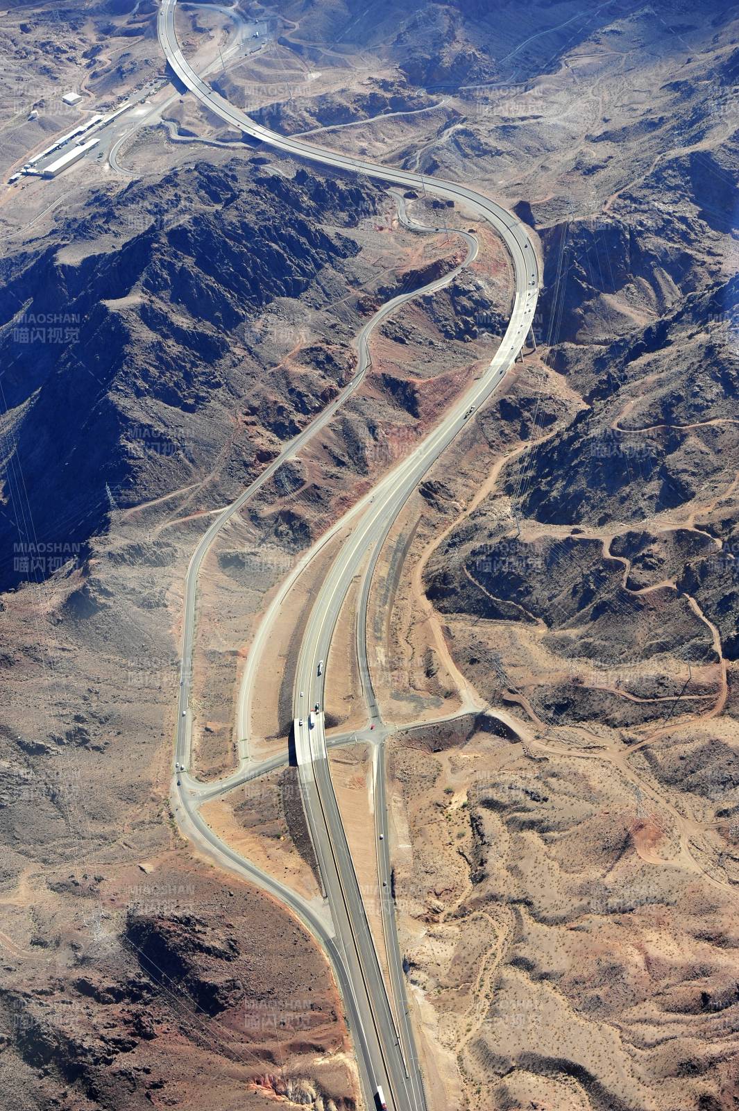 美国蜿蜒公路穿山越岭图片