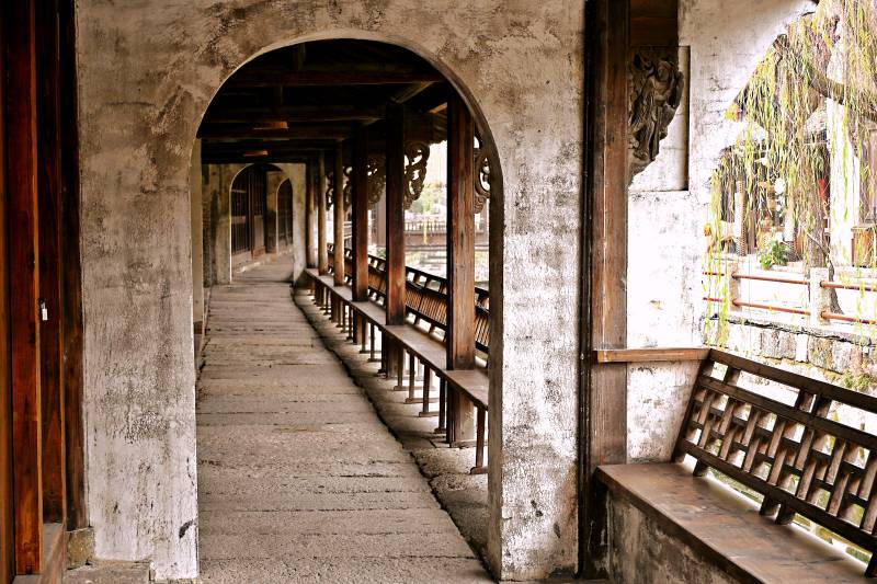 浙江盐官古镇古廊长椅静谧景图片