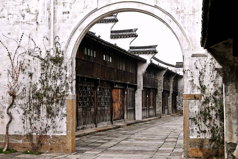 浙江盐官古镇古巷幽深 白墙黛瓦图片