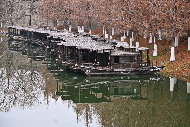 浙江盐官古镇橹摇游船河畔静泊图片