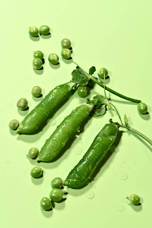 新鲜饱满青翠欲滴的青豆特写图片