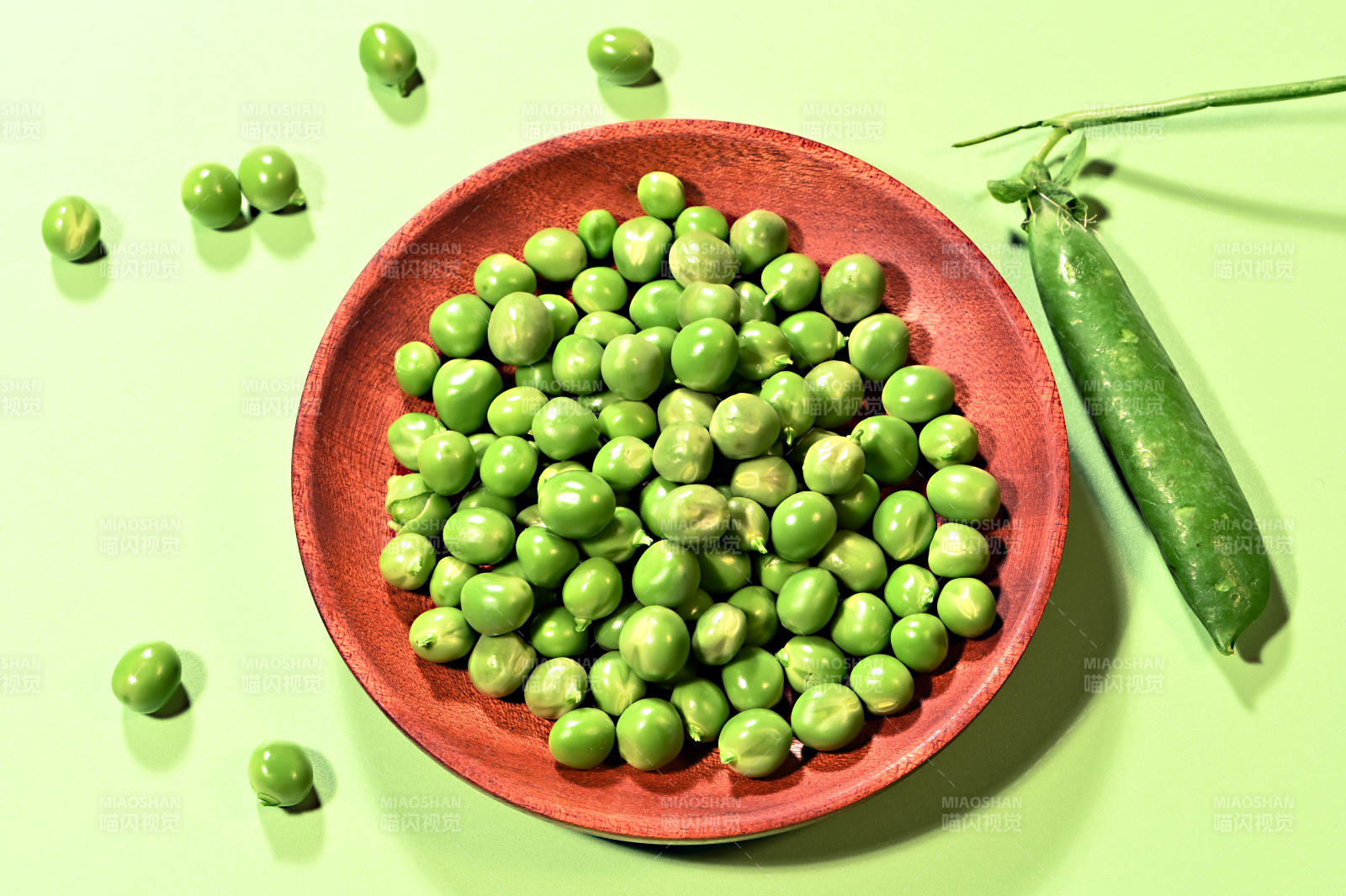新鲜饱满青翠欲滴的青豆特写图片