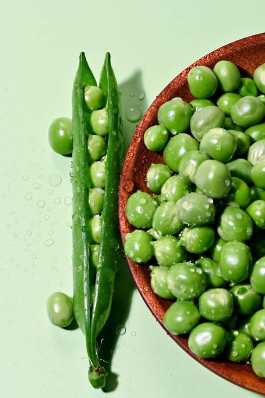 新鲜饱满青翠欲滴的青豆特写图片