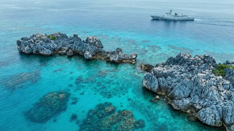 碧海岩岛战舰远航图片