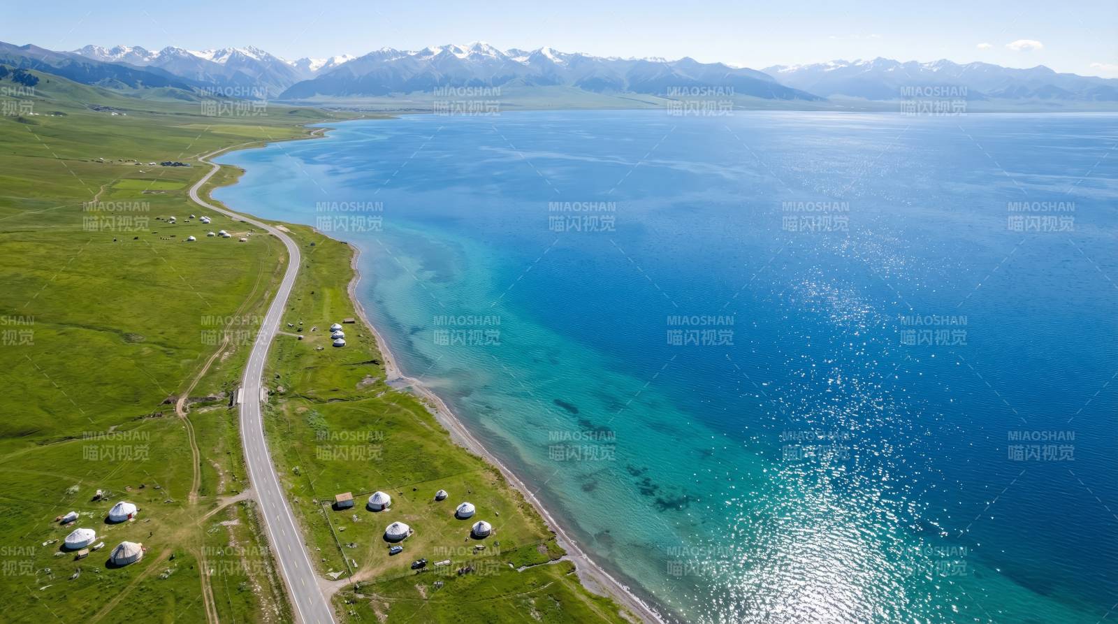 湖畔草原风光图片