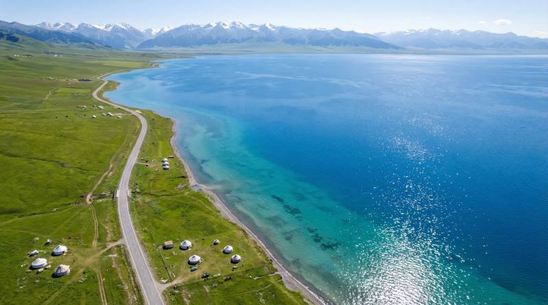 湖畔草原风光图片