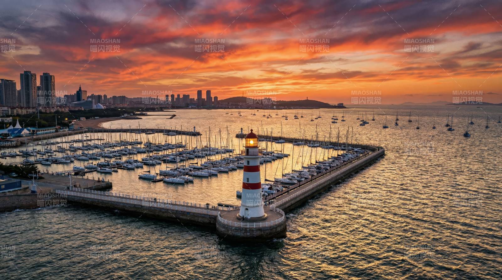 夕阳下的港口灯塔图片