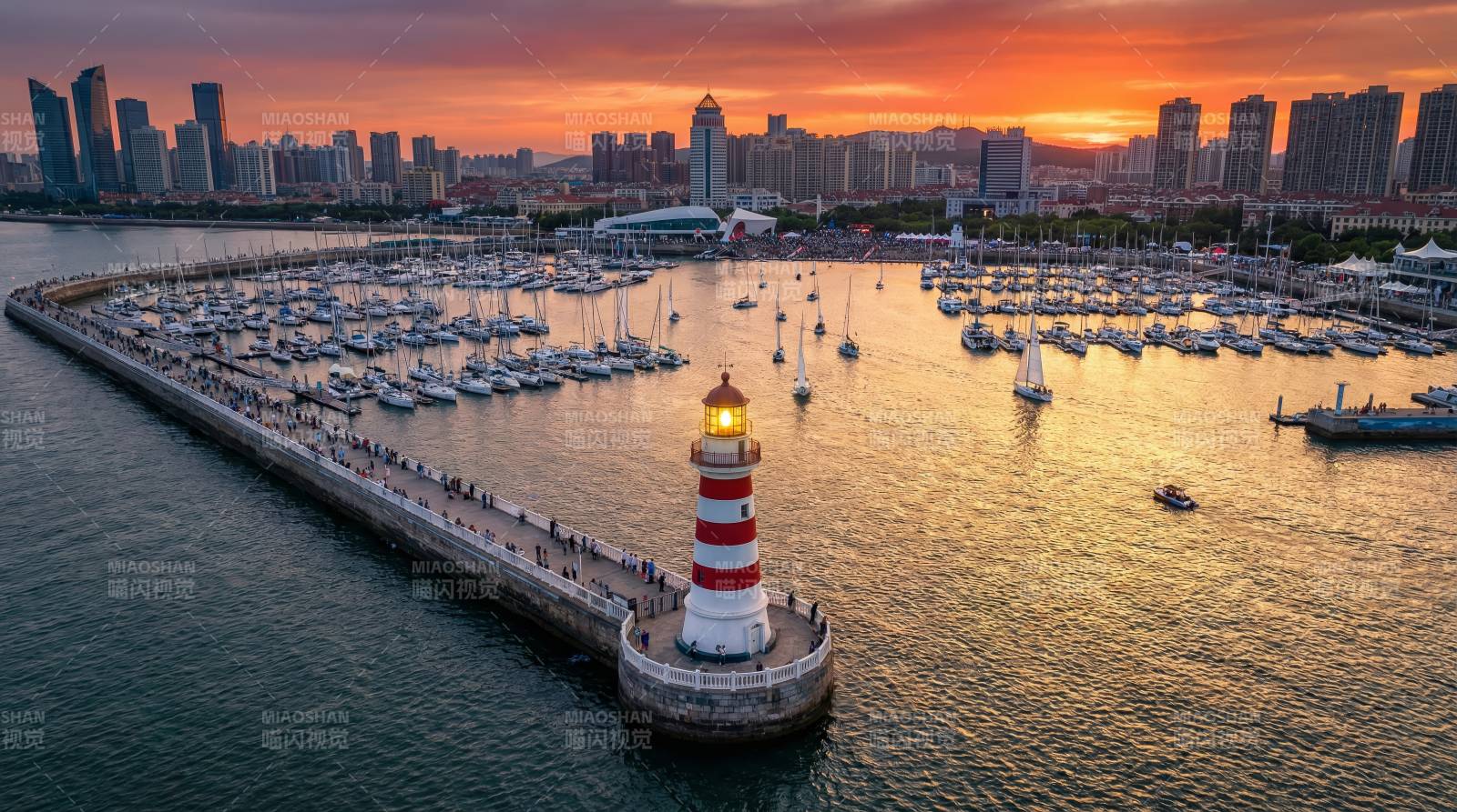 夕阳下的港口灯塔图片