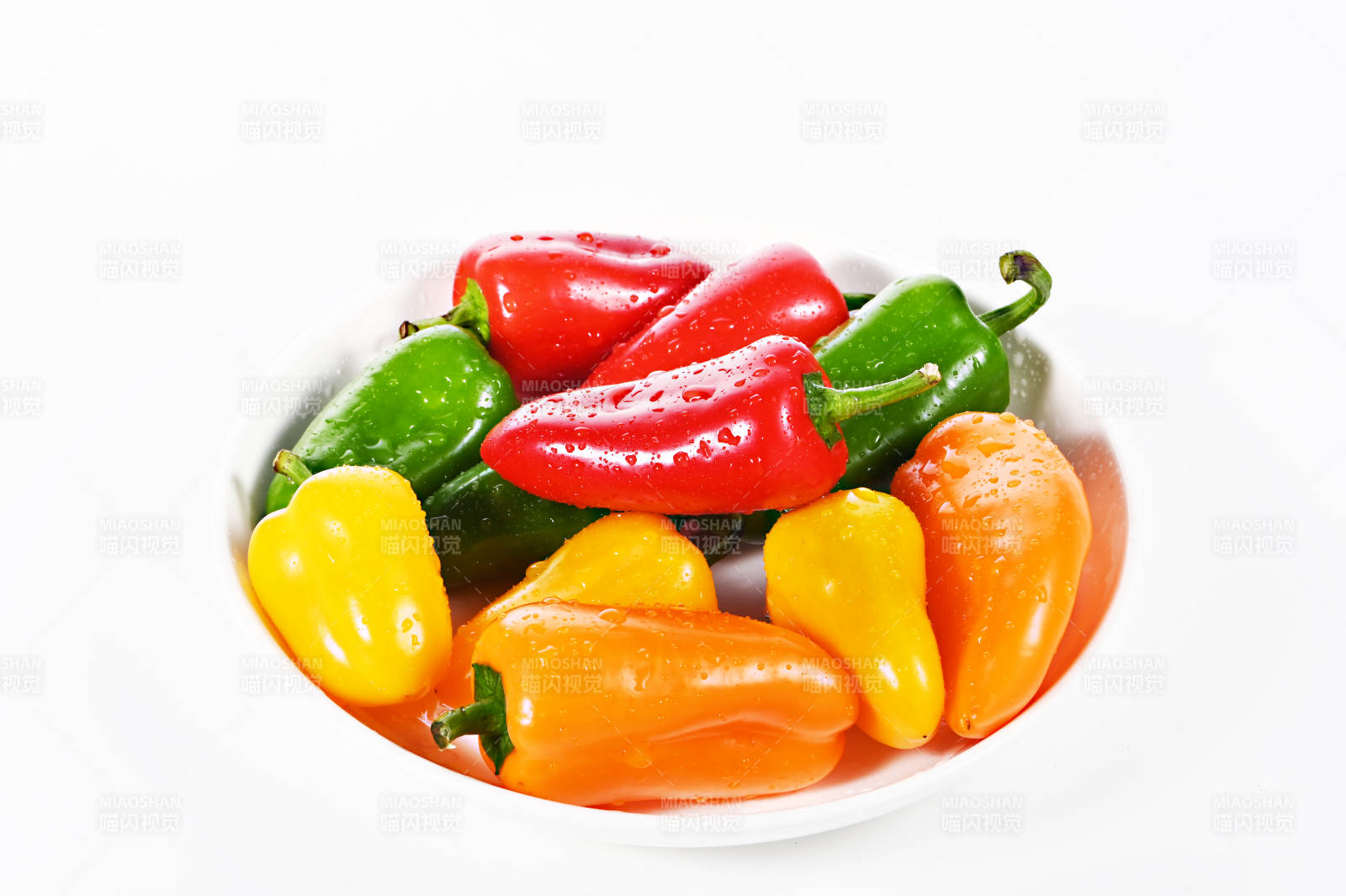 色彩鲜艳的三色水果甜椒特写图片