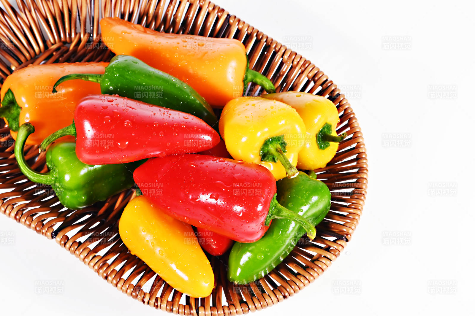色彩鲜艳的三色水果甜椒图片