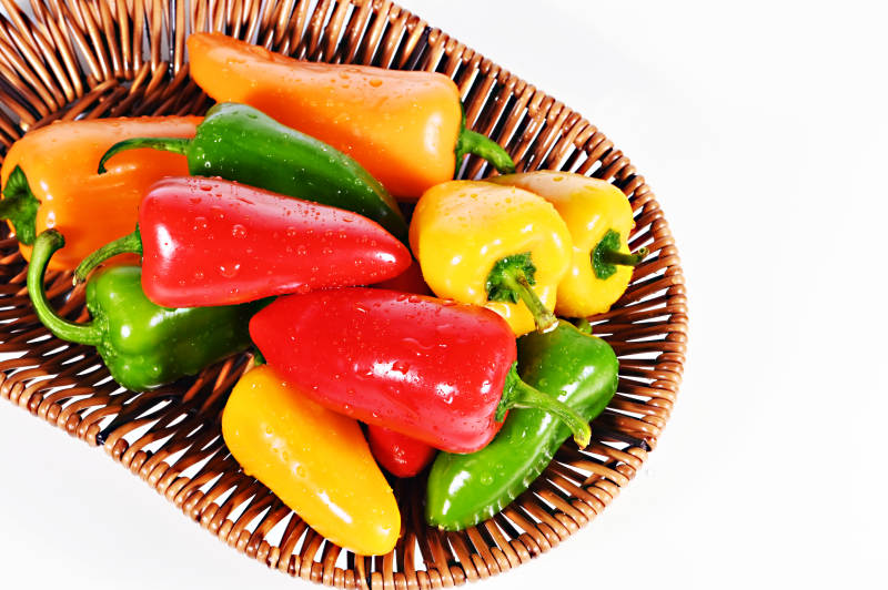 色彩鲜艳的三色水果甜椒图片