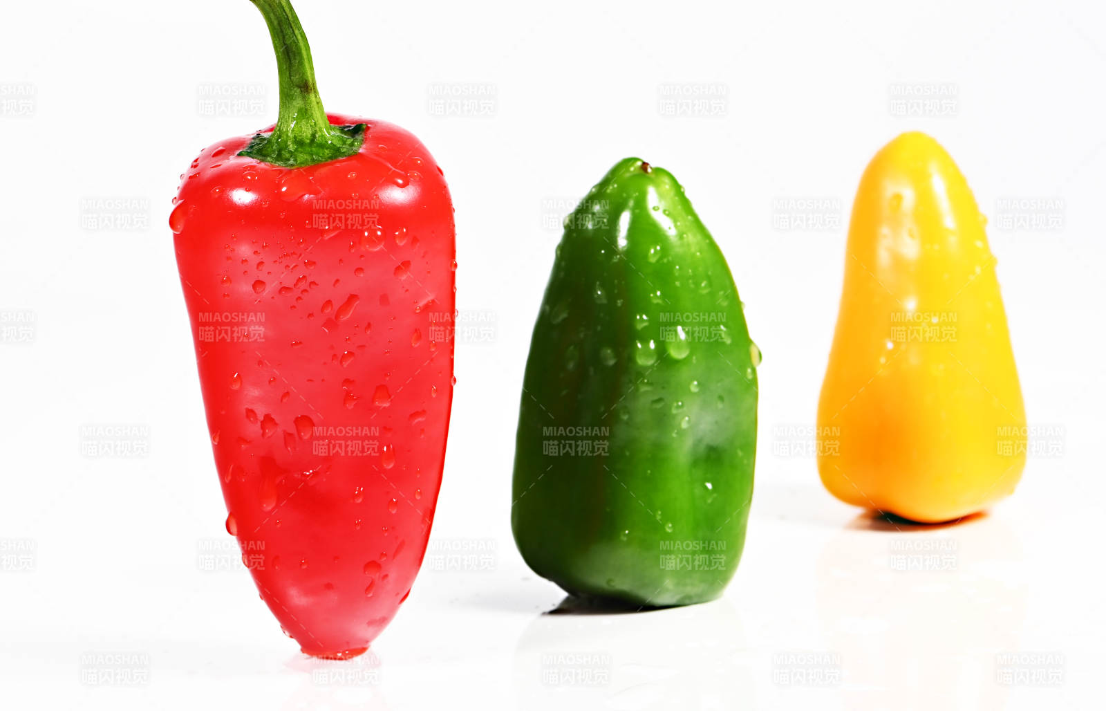 色彩鲜艳的三色水果甜椒特写图片