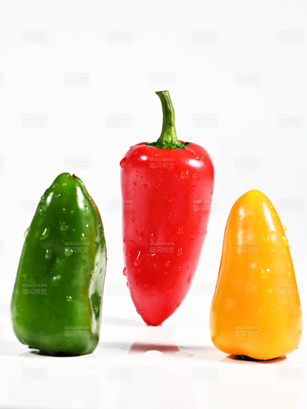 色彩鲜艳的三色水果甜椒特写图片