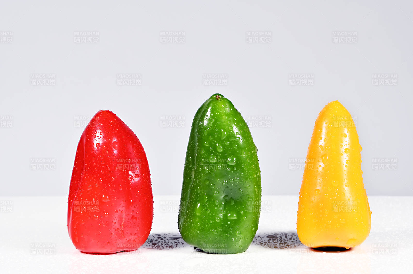 色彩鲜艳的三色水果甜椒特写图片