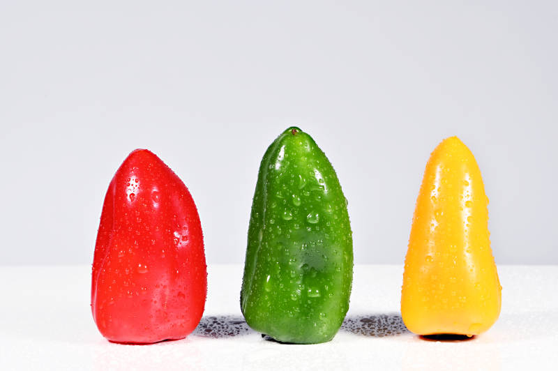 色彩鲜艳的三色水果甜椒特写图片