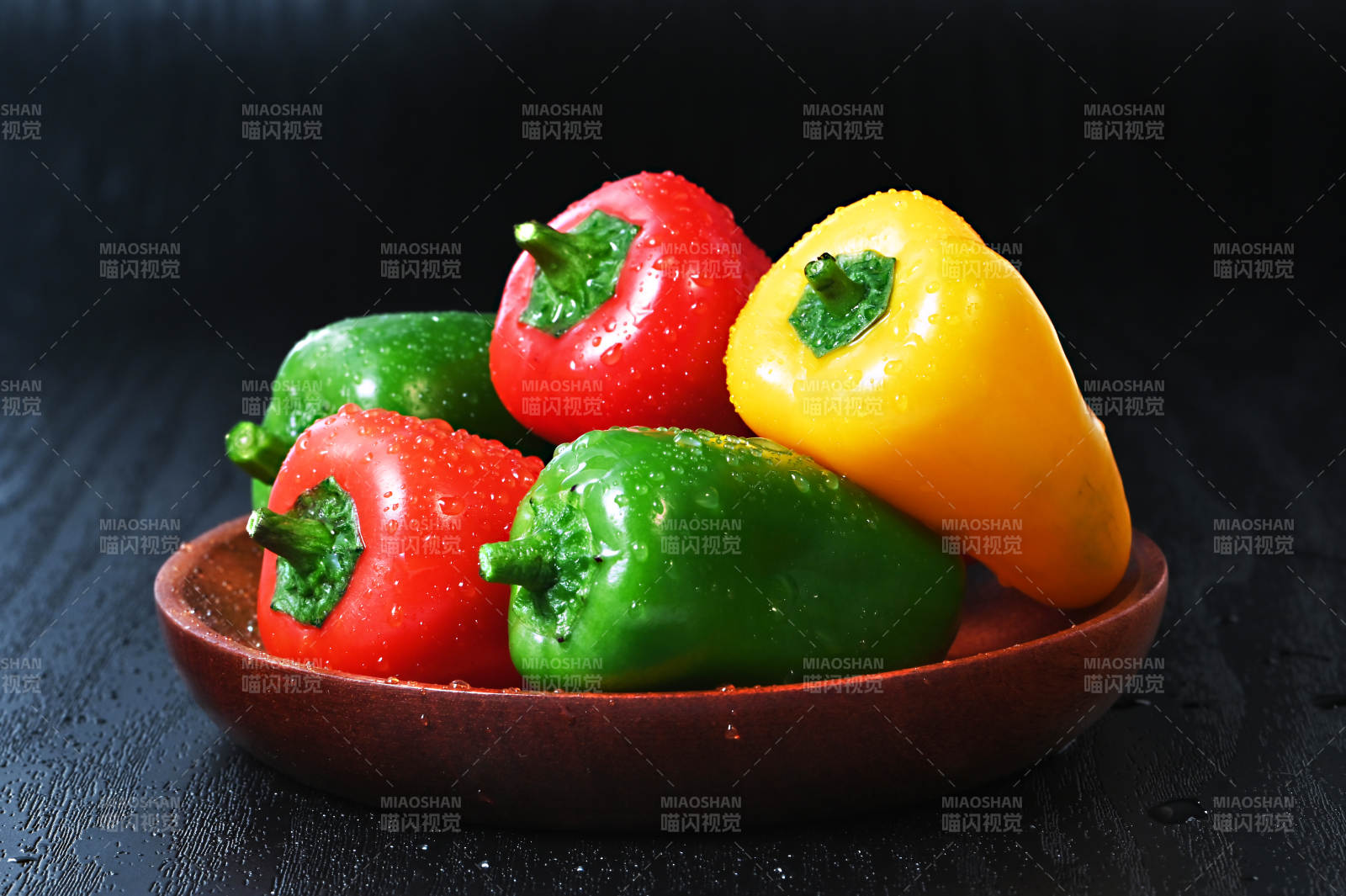 色彩鲜艳的三色水果甜椒特写图片