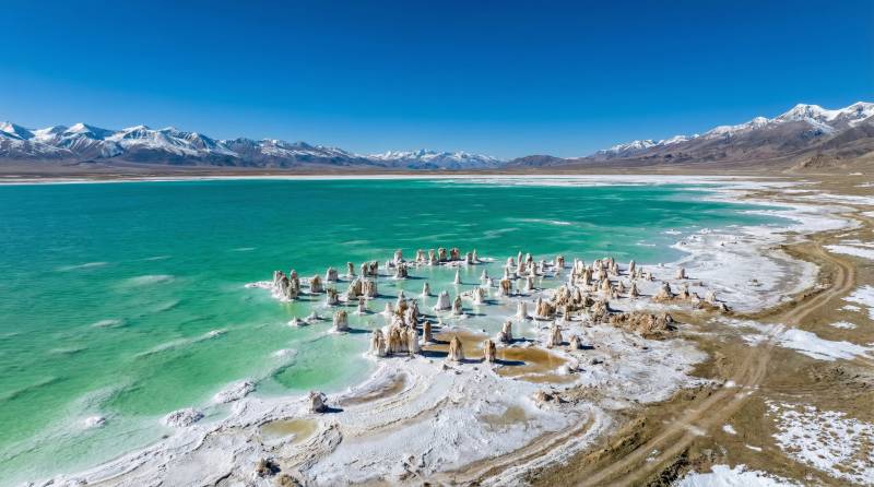 湖畔奇石美景图片