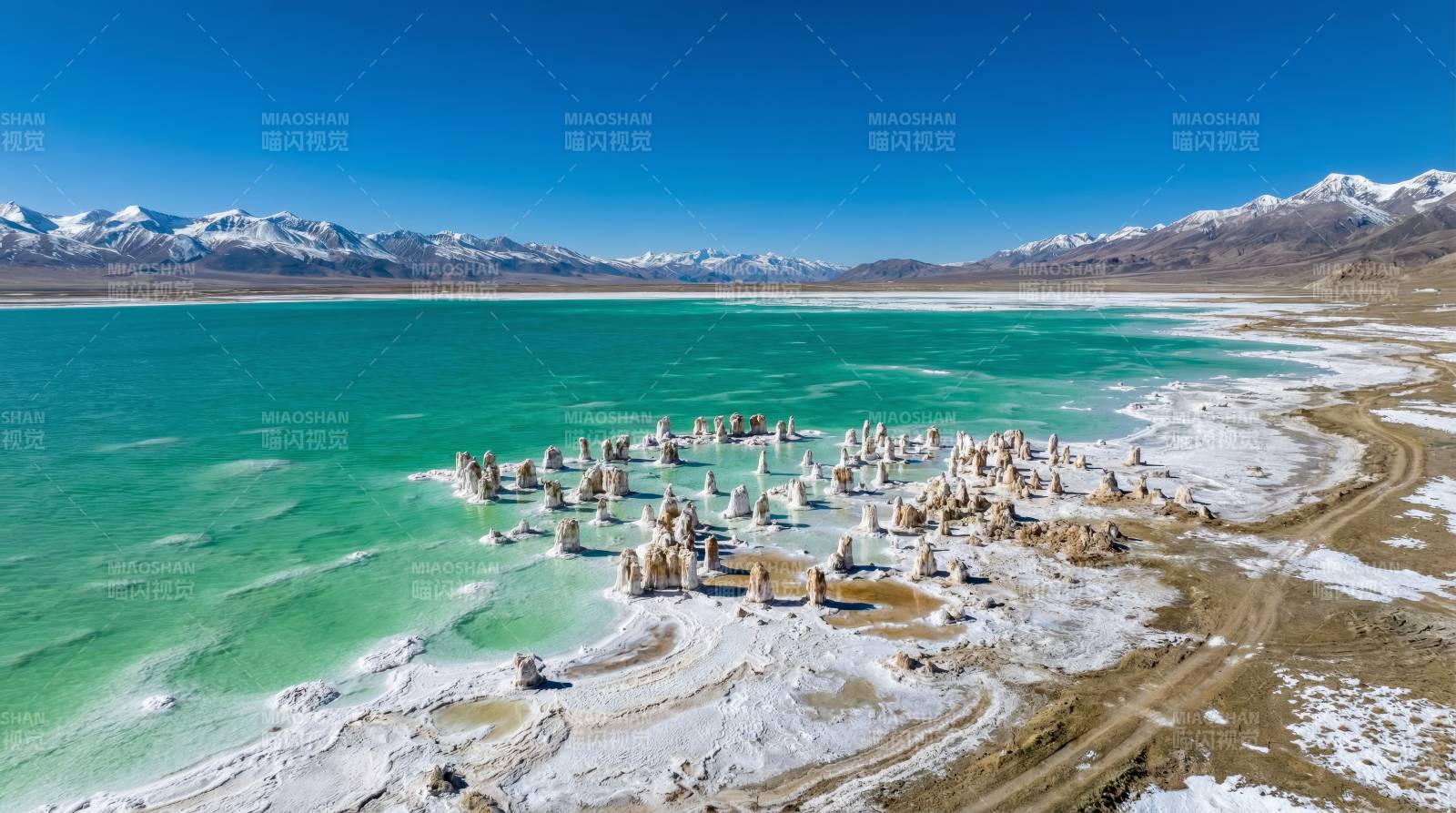 湖畔奇石美景图片