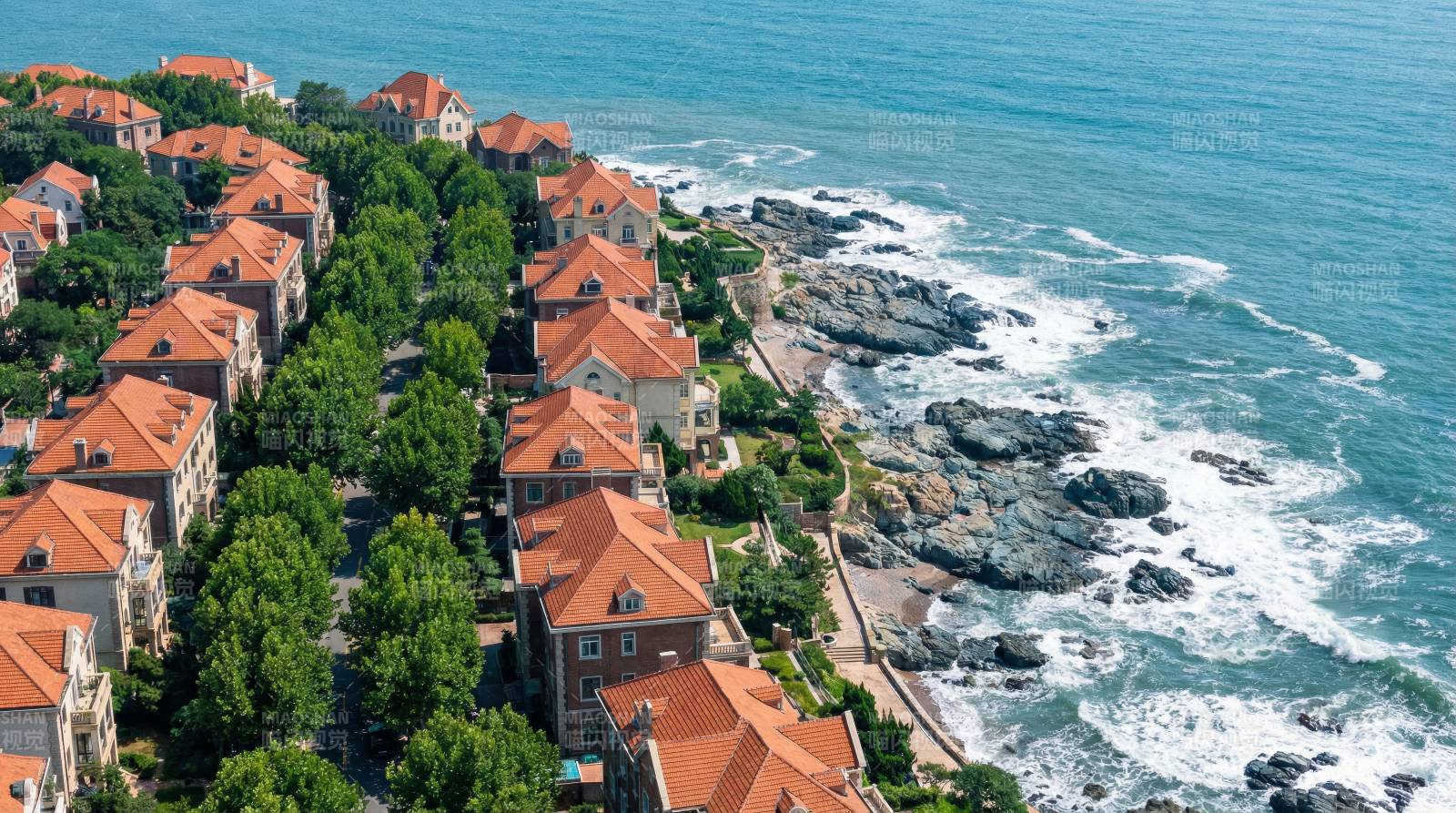 海滨红顶屋群图片