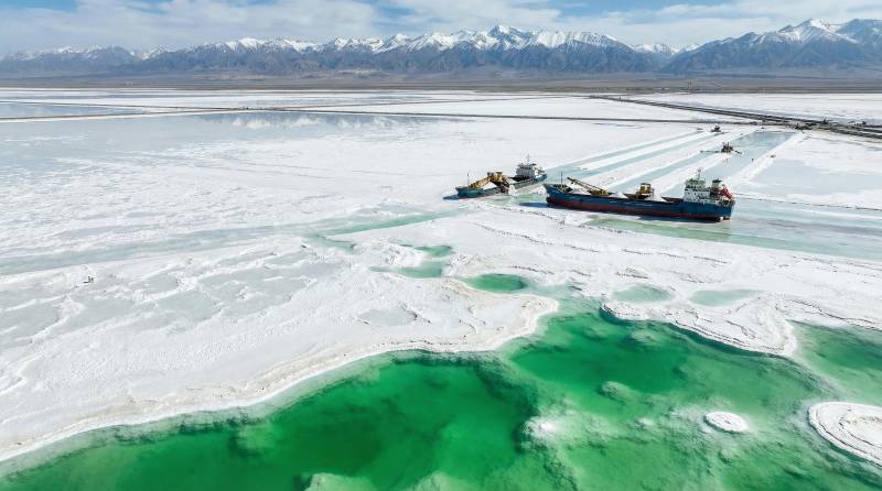 盐湖碧水映雪山图片