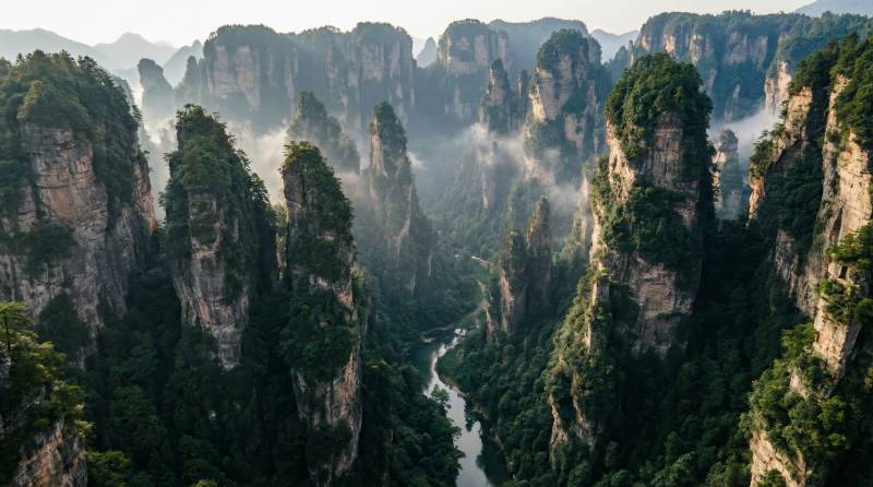 奇峰云雾缭绕图片