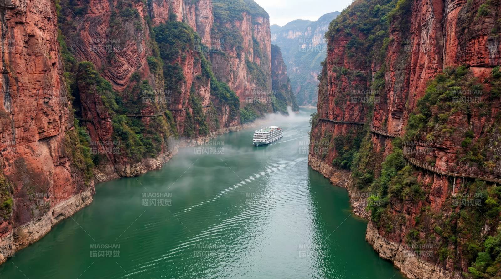 峡谷碧水行船图片