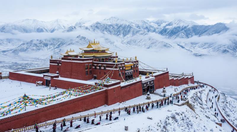 雪域圣殿 群山环绕图片