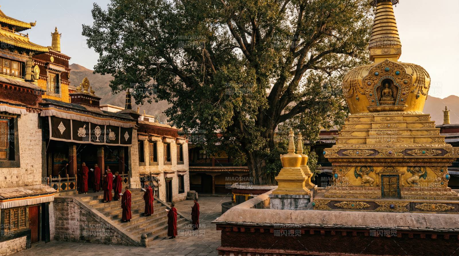 寺庙金塔映山林图片