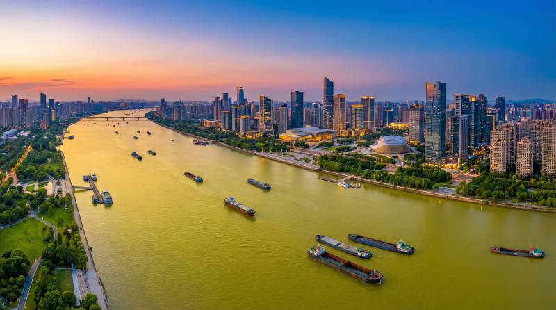 城市河畔黄昏美景图片