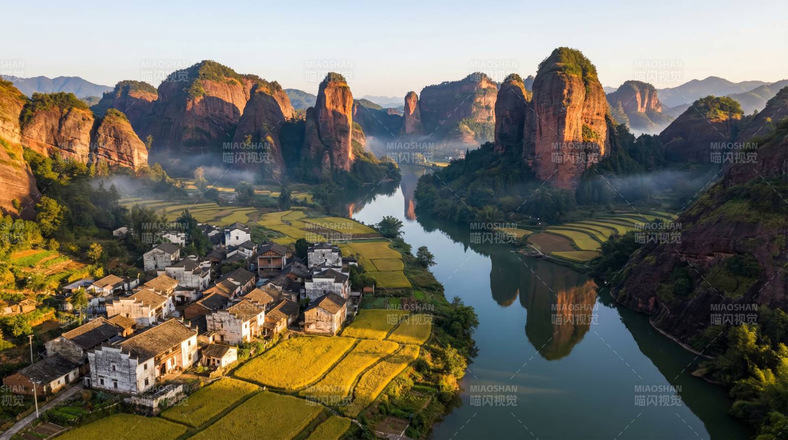 山水田园晨雾图图片