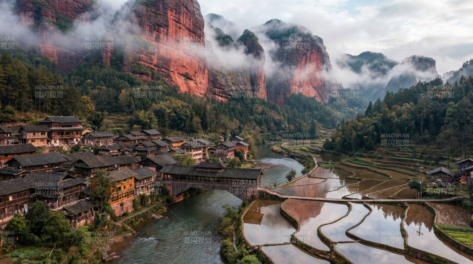 云雾缭绕的山水村落图片