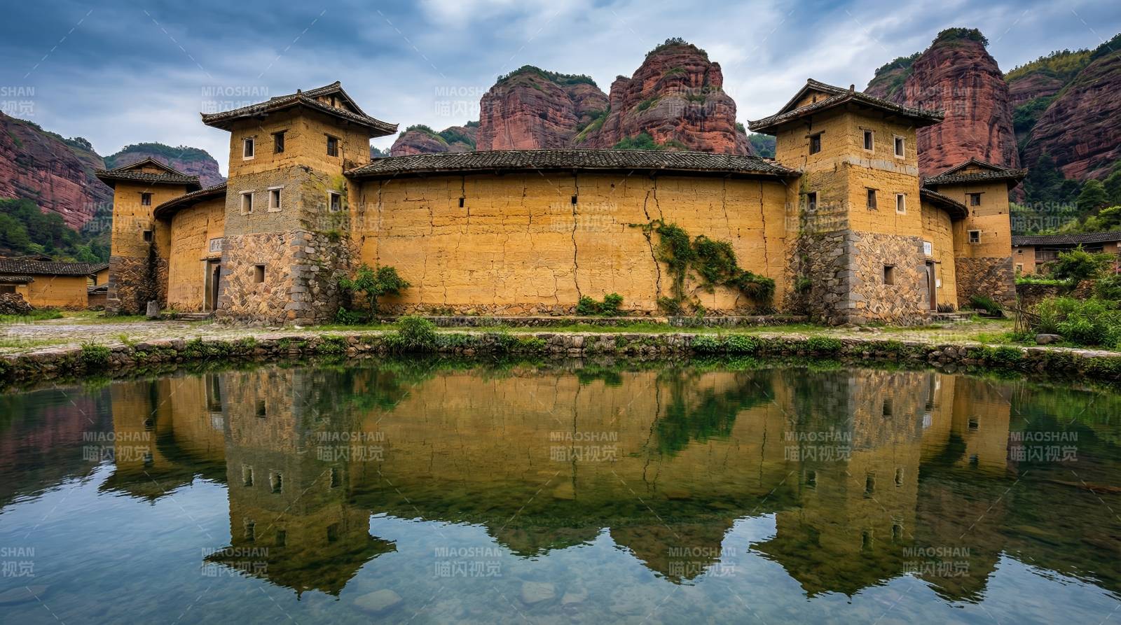 土楼映水 山影如画图片