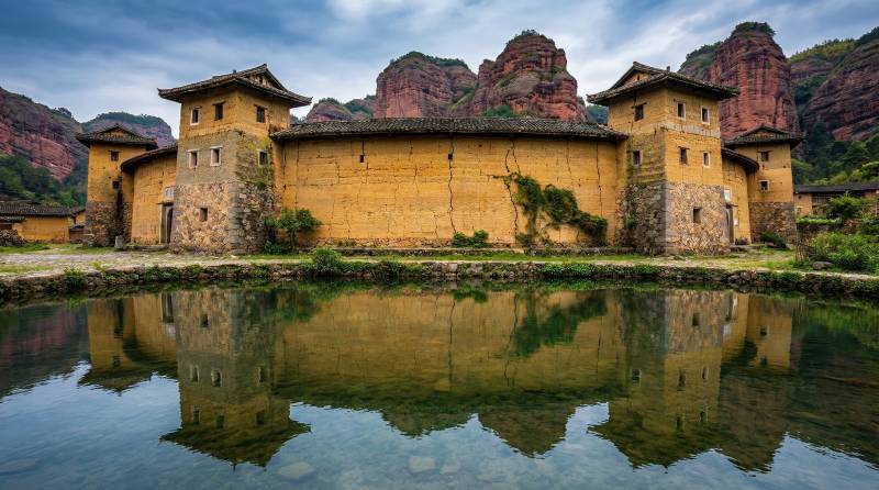 土楼映水 山影如画图片