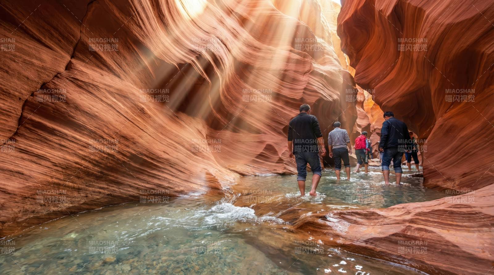 峡谷光影行旅图片