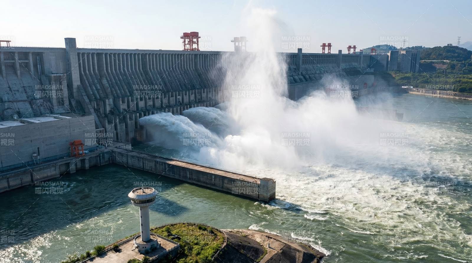 三峡大坝泄洪图片